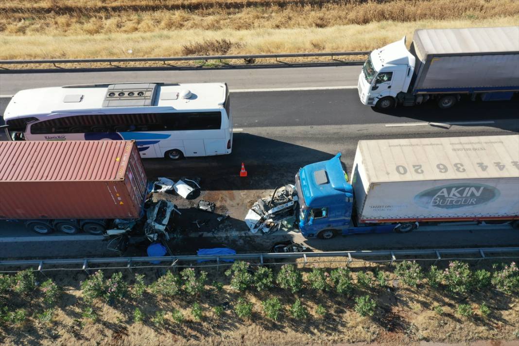 TIR ve otomobiller birbirine girdi! Ölü ve yaralılar var 7